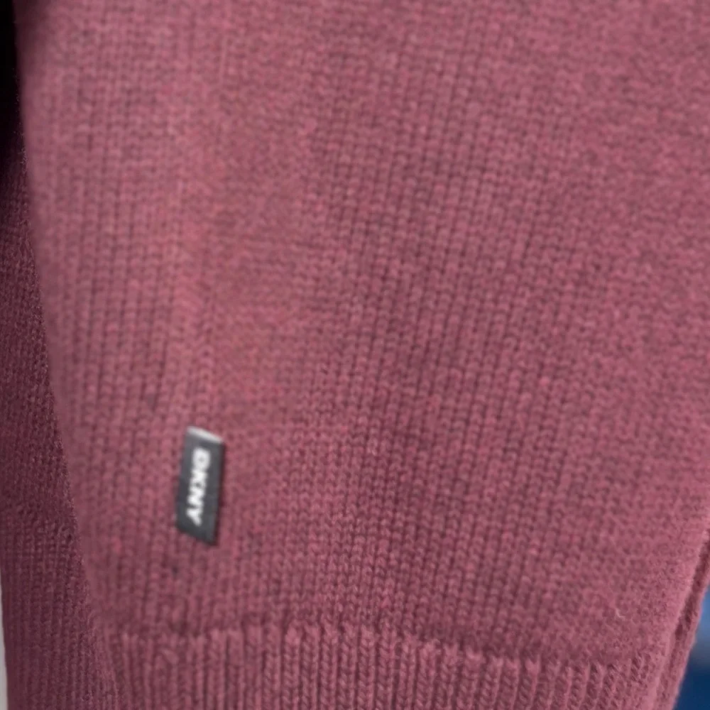 DKNY Men’s Wine Red Crewneck Sweater Size L – NWT – Logo Chest Stripe - Picture 8 of 15
